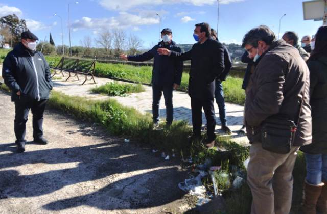 Quartiere Maria Ss. del Ponte, sopralluogo di Amministrazione di Caltagirone: bonifica area parcheggio e tre telecamere contro chi sporca 